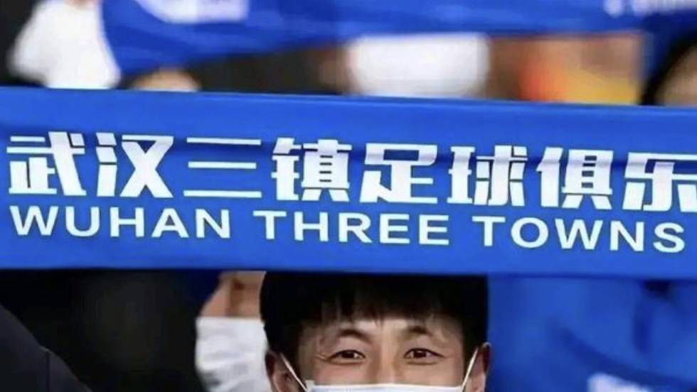 在他的身后，是一只体型巨大，牙齿也巨大的鲨鱼。