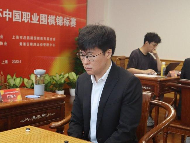 侯佩岑挺大肚捞金赚奶粉钱绝不手软，她当天身穿格子衫小短裤一派学生妹装扮，开心大摆pose。