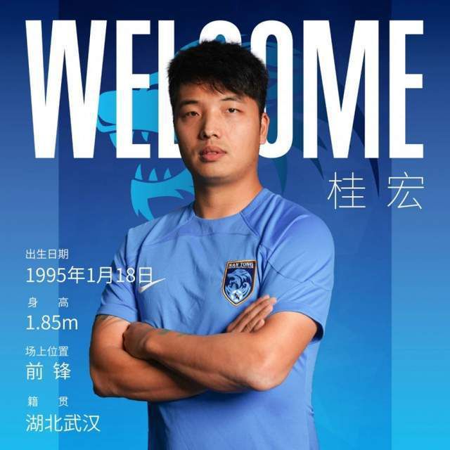 “荷兰弟”汤姆·贺兰德扮演的蜘蛛侠彼得·帕克身着蜘蛛侠战服在路上骑车，还把自行车举起来。