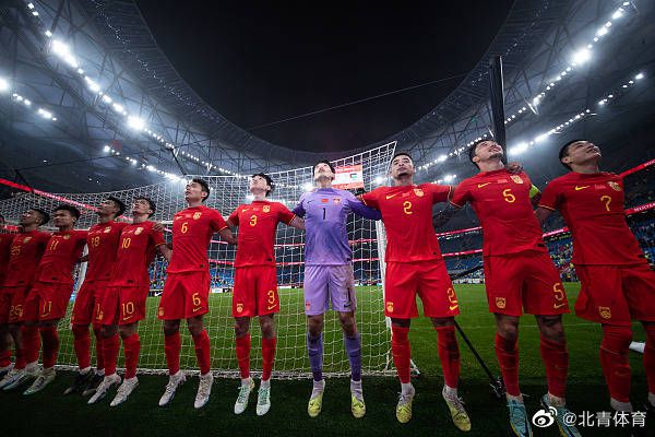 海报所呈现的场景是一个街景，福尔摩斯小姐藏身在熙熙攘攘的人群中。