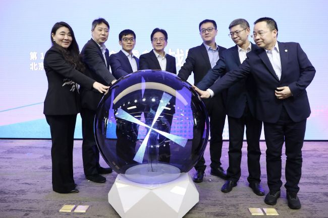 演出结束后，在谢幕时，刘若英大方回应了粉丝的百年好合的祝福在台上亲口承认婚讯：“是的，我结婚了，像我这样一个女生能够得到别人对我的关爱、疼爱和包容，是我人 奶茶刘若英产后首次晒自拍 正式宣布复出有新作 2015-04-01 “奶茶”刘若英自一月底诞下麟儿后一直专心休养，享受照顾孩子的乐趣，满足感爆棚。