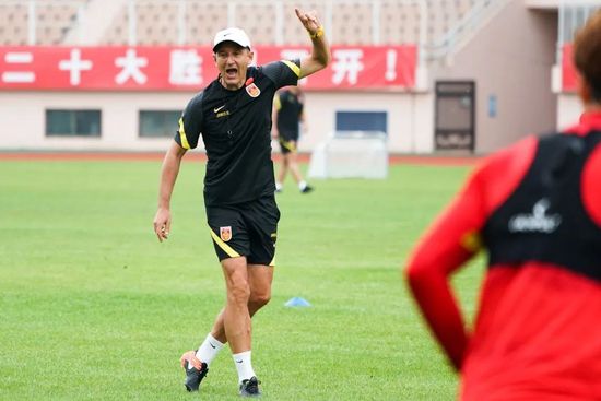 电影由亚当·艾略特编剧并导演，以独特的艺术风格、深刻的情感内核和跨越时空的孤独共鸣，成为全球影迷心中的“成人童话 艾玛·沃特森柏林亮相新片首映 低胸性感红唇美艳 2016-02-06 当地时间2月5日，电影《Colonia Dignidad》首映礼。