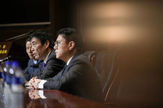 另外，“杰尼斯WEST”的成员重冈大毅以及上白石萌音将加盟该 《溺水小刀》曝先导预告 菅田将晖擦肩小松菜奈 2016-05-25 由小松菜奈、菅田将晖主演的人气漫画电影真人版《溺水小刀》曝光先导预告和首款海报。
