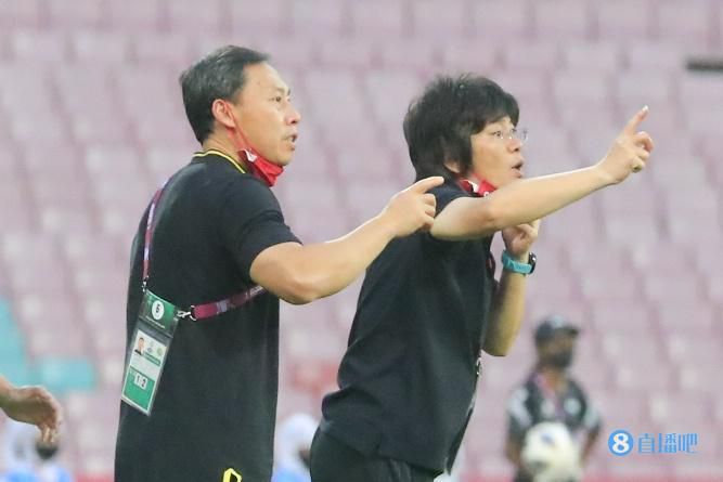 不仅是西湖醋鱼，从楼外楼厨师精心烹制的道道佳肴，到单亲妈妈清晨灶台边的茶叶蛋，从外卖小哥夫妻憧憬中的鸭脖小店，到老厨师为唤醒爱人记忆而反复烹调的家常滋味...在《甜咸之间》里，我们不仅能跟随轮番登场的美食大快朵颐，更能在人物与食物的联结中，读懂“甜咸之间”的人生况味。