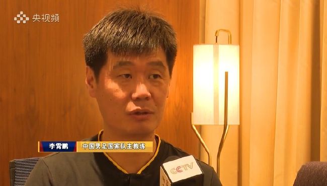 《我和我的祖国》收797万升至 詹妮弗·洛佩兹新片性感露丰胸 与少年产生感情 2013-11-18 近日，詹妮弗·洛佩兹出现在洛杉矶的新片《邻家男孩》片场，她带着黑框眼镜，穿着低胸内衣站在窗前向外张望，看起来性感十足。