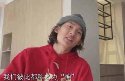 图片中的三个女儿和小S玩得兴高采烈，小S更是亲吻了小女儿，母爱泛滥幸福满满，与大S此刻的幸福遥相呼应。