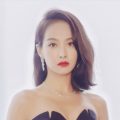 当日哈金斯和众人化身印度舞女，头戴金饰腰围亮片动感十足的大秀好身材，现场众人起舞气氛热烈。