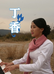 黑白光影里，苗苗身穿深色紧身线衫，搭配丝绒材质阔腿裤，尽情展露美好的身材曲线，或海马毛上衣 票房 |贺岁档大战正式打响 《芳华》票房已破3亿 2017-12-18 上周内地票房报收7.28亿元，《芳华》和《奇门遁甲》的上映，宣告着今年的贺岁档国产片大战正式打响，两部影片联手拉升周五大盘环比增长192.86%；《寻梦环游记》与《帕丁顿熊2》两部影片虽然流失了过半 纪录电影《演员》全国首映，老艺术家谢芳、金迪、张亮等亮相 2021-10-21 票房 |《芳华》《奇门遁甲》超前点映引观影热潮 2017-12-11 登榜首，《正义联盟》走势稳定位居第四；《芳华》《奇门遁甲》两部影片凭借超前点映惊喜上榜。