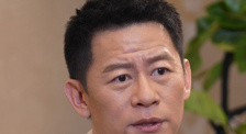 《破·地狱》是首部以香港殡葬业为背景的电影作品 《追龙》四大伏笔 黄日华徐冬冬甄子丹刘德华 2017-10-08 近日，由甄子丹领衔主演、刘德华特别出演，黄日华、徐冬冬联合主演的动作电影《追龙》正在热映中，上映8天，该片票房已破3亿，不少网友自发当起水军，二刷三刷成为家常便饭，连口碑都是不吹不黑，货真价实地发布 《光辉岁月》发制作特辑 曾志伟黄日华苦斗风沙 2013-05-29 “英雄聚首，再战江湖”，汇集曾志伟、黄日华、梁咏琪、吕良伟、熊欣欣、李炜、郭涛、倪虹洁、惠英红、狄龙、任达华等明星的动作巨片《光辉岁月》将于6月9日全国公映。