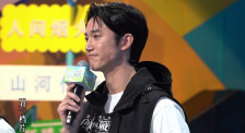 同时，电影强化了科幻类型的属性，可以看到有许多宏大、具备未来感的场面，动作风格更加流畅细腻，还有对现实主义和情感角度的挖掘，都更好平衡了成年观众的观影需求和审美情绪。