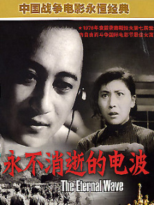 而在其中一张，纱子倚在成濑胸口，静静倾听着逝去爱人的心跳声，温暖的色调中萦绕着令人心碎的氛围。
