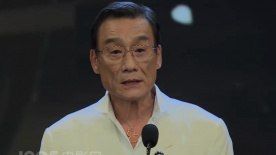 凯特布兰切特新剧曝剧照 大魔王徘徊街头彷徨不安 2024-06-26 近日，由凯特·布兰切特主演的新剧集《免责声明》发布首张新剧照。