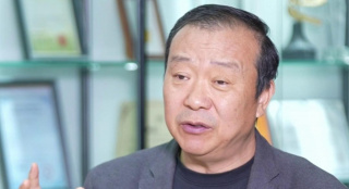 海报中是一张寻人启事，J·K·西蒙斯一身“圣诞老人”的装扮亮相。
